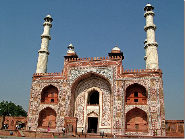 800px-Main_Gate_to_the_Akbar's_Tomb,_Sikandra